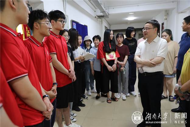 谢赤慰问毕业生