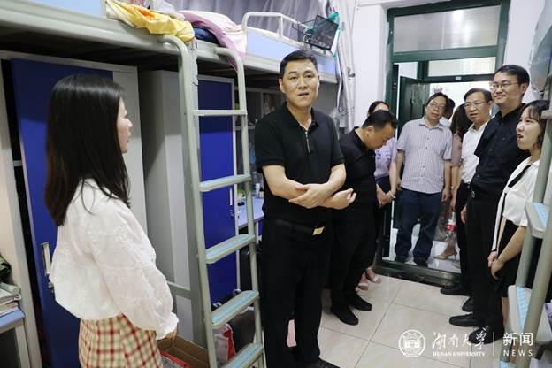 徐国正慰问毕业生